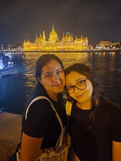 Paula Oviedo y Fiorella Mayeregger en una postal de Budapest.