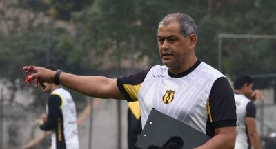 Francisco Arce, dirigiendo a Guaraní en el 2016.