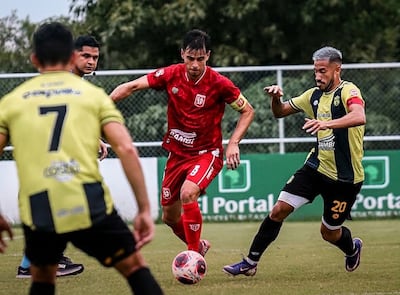 Duelo de capitanes. Marcos Duré, del 3 de Febrero, maneja el esférico ante Cristian Martínez, de Guaraní de Fram.