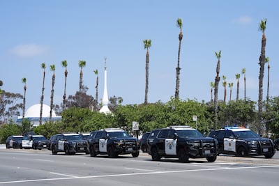 Fotografía que muestra vehículos de la Policía de San Diego estacionados durante un operativo este lunes, en el Centro Islámico de San Diego (EE.UU).