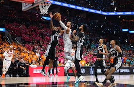 Jalen Brunson, clave de la victoria de los New York Knicks, maniobra frente a Stephon Castle y Julian Champagnie.