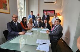 Firma de acuerdo de unificación entre las listas que lideran Oscar Paciello y Tadeo Zarratea, para la elección de abogados para el Consejo de la Magistratura. También aparecen en la foto los abogados Rubén Galeano, Larissa Franco, Lissi Sánchez, Enrique Castillo, Ángel Primitivo González, Juan Sosa Bareiro, Enrique Reinald Ortega, Florentín López Cáceres y Francisco Franco.