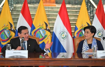 El ministro de Exteriores de Paraguay, Rubén Ramírez Lezcano junto a la jefa de Exteriores de Ecuador, Gabriela Sommerfeld (d), en Quito.