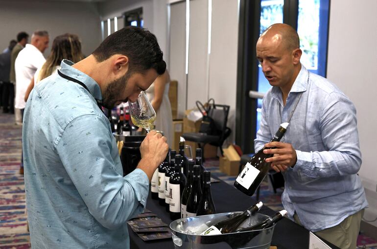 Un visitante en una feria de vinos.
