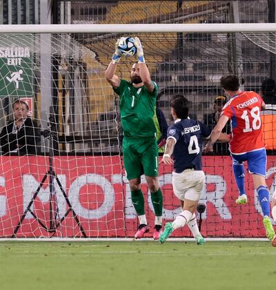 El arquero de Paraguay, Carlos Coronel, saliendo a descolgar un balón en el área, ante la marca de Matías Espinoza sobre Rodrigo Echeverría.