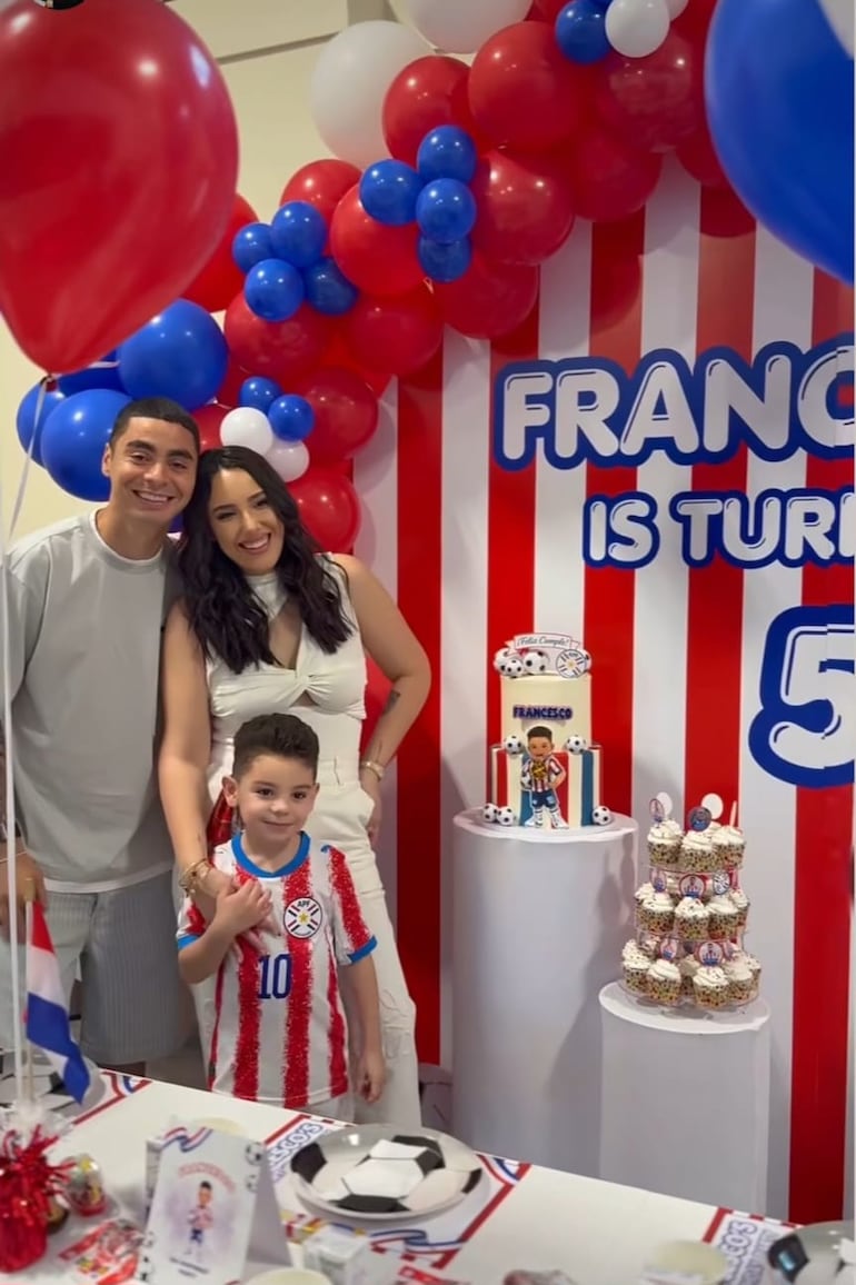 Francesco con sus papis Miguel Almirón y Alexia Notto.