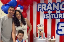 Francesco con sus papis Miguel Almirón y Alexia Notto.