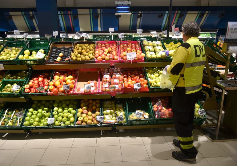 Un voluntario de una ONG compra víveres para personas que no pueden dejar sus casas a causa de la pandemia de COVID-19 en San Sebastián, España.
