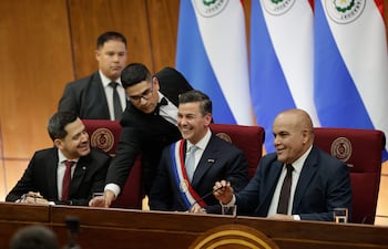 El presidente de Paraguay, Santiago Peña (c), sonríe junto al presidente de la Cámara de Diputados, Raúl Latorre (i), y el presidente de la Cámara de Senadores, Basilio Núñez, durante la presentación del informe de gestión de Peña el 1 de julio de 2025. EFE/ Juan Pablo Pino