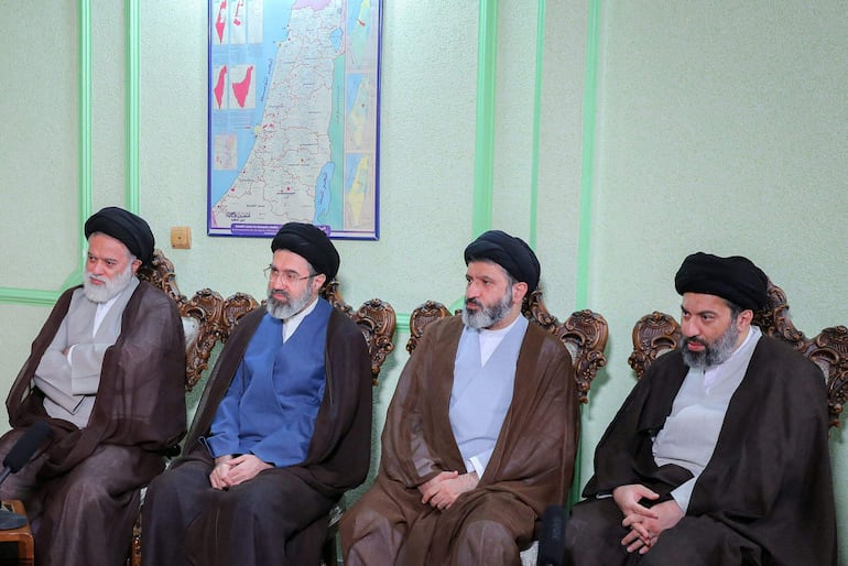 Mojtaba Khamenei (2do de la izq.) junto a otros religiosos iraníes. 
