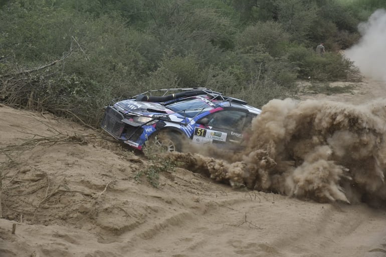 El Peugeot 208 Rally4 de Iván Wasmosy Gonzalo Díaz en la Picada Histórica durante la Etapa 1 del Rally del Chaco 2026.