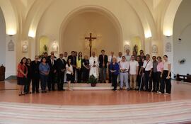 Autoridades de Radio Caritas, de la Universidad Católica y trabajadores del medio de comunicación, junto al cardenal Adalberto Martínez, tras la misa de acción de agracias que ofició por los 87 años cumplidos por la emisora.