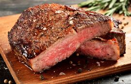 Primer plano de un ojo de bife de carne Angus, a medio cocer.