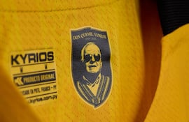 Camiseta de Guaraní en homenaje al legendario artista paraguayo, Quemil Yambay.