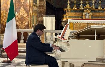 El músico ítalo-paraguayo Stefano Pavetti durante el recital que ofreció en Roma.