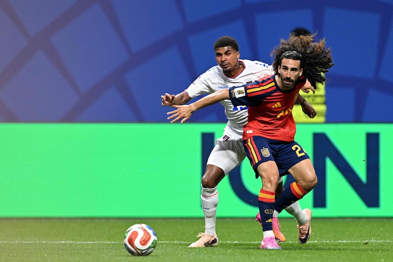 Marc Cucurella, nuevo futbolista del Real Madrid, se protege con el objetivo de recepcionar el balón e iniciar la proyección.