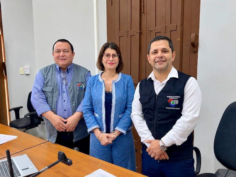 Laura Villalba, acompañada por Audilio Vázquez y Luis Centurión, son los integrantes del tribunal.
