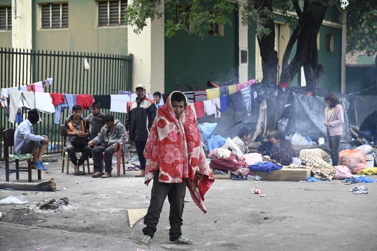 Un joven indígena se cubre con una manta ante las bajas temperaturas.