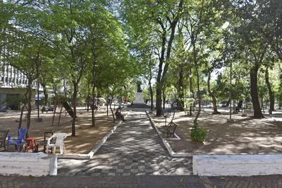 Plaza de la Libertad sobre Cerro Corá y Chile. Comerciantes ubicados en el espacio público reclaman que el aumento del canon coincide con la caída de las ventas.