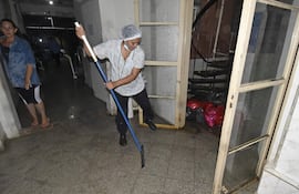 Una enfermera escurre el agua en el interior del Hospital General Barrio Obrero.