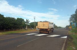 Un camión  transportador de material de construcción pasa cuidadosamente una de las lomadas instaladas en el Cruce Vaca Hu
