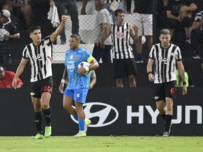 Lorenzo Melgarejo, jugador de Libertad, celebra un gol en el partido frente a Olimpia por la novena fecha del torneo Apertura 2025 del fútbol paraguayo en el estadio La Huerta, en Asunción, Paraguay.