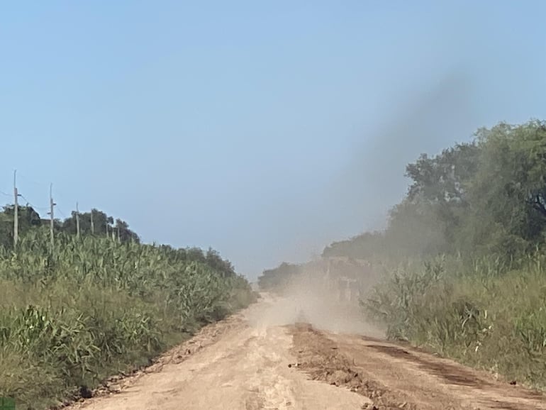 Perfilada de camino que parte desde la ruta bioceánica, a cargo de la empresa menonita.