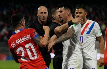 Charles Aránguiz será baja en el equipo de Chile para el partido de noviembre ante Paraguay.