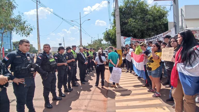 Los estudiantes esperaron a la comitiva presidencial con una manifestación.