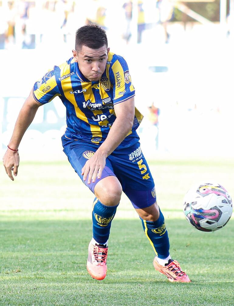  Alexis Villalba Mosqueda (26 años), marcador central del Sportivo Luqueño.