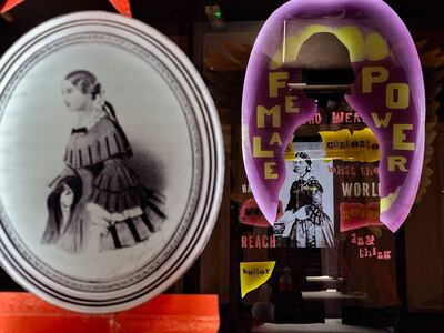 Exposición sobre Florence Nightingale en la localidad inglesa de Cromford, donde se busca profundizar en su persona más allá de 'la mujer de la lámpara'. Reducida a este apodo por la característica lámpara de la que iba acompañada mientras cuidaba a los soldados heridos en la guerra de Crimea, Nightingale luchó contra los estereotipos tanto de las mujeres como de la enfermería en su época.