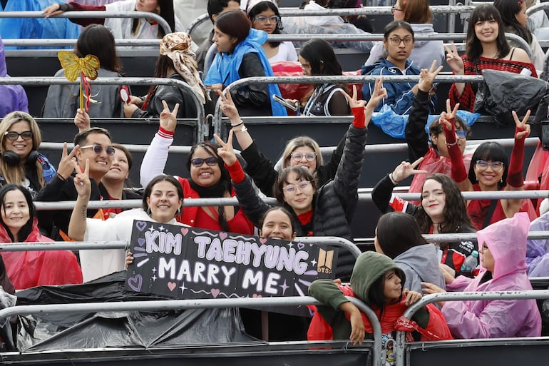 BOGOTÁ (COLOMBIA). Las "Army" forman fila para ingresar al concierto de la banda surcoreana BTS, en Bogotá (Colombia), que marcará el inicio de la gira de la agrupación de la región. EFE/ Mauricio Dueñas Castaneda