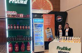 En su stand, Frutika exhibió su gran gama de productos de primer nivel, en jugos, aguas, salsas y condimentos.