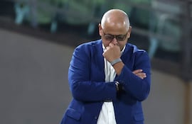 El entrenador Libertad Francisco "Chiqui" Arce reacciona este jueves, en un partido de la fase de grupos de la Copa Libertadores entre Universidad Central y Libertad en el estadio Olímpico de la UCV en Caracas (Venezuela).