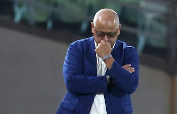 El entrenador Libertad Francisco "Chiqui" Arce reacciona este jueves, en un partido de la fase de grupos de la Copa Libertadores entre Universidad Central y Libertad en el estadio Olímpico de la UCV en Caracas (Venezuela).