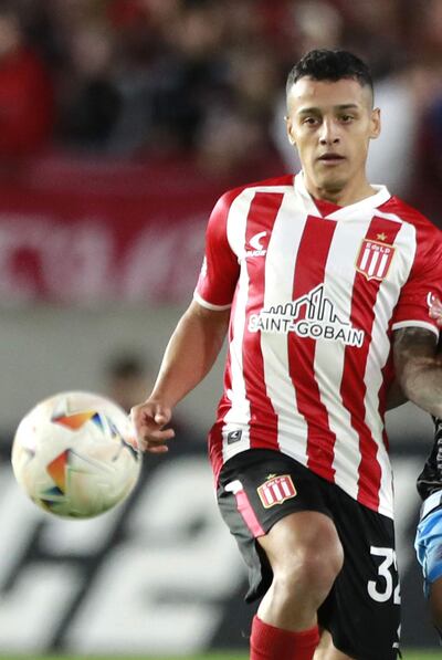 AME4056. LA PLATA (ARGENTINA), 06/05/2024.- Fotografía de archivo fechada el 23 de abril de 2024 del futbolistaTiago Palacios del equipo Estudiantes de la Plata mientras disputa el balón en un partido de la fase de grupos de la Copa Libertadores entre Estudiantes y Gremio en el estadio Jorge Luis Hirsci en La Plata (Argentina). El jugador argentino nacionalizado uruguayo de Estudiantes de la Plata, Tiago Palacios, sufrió un accidente de tráfico en Buenos Aires este lunes, horas después de proclamarse campeón de la Copa de la Liga con su equipo, y el test de alcoholemia reveló que triplicaba la tasa permitida. EFE/ Demian Alday Estevez /ARCHIVO