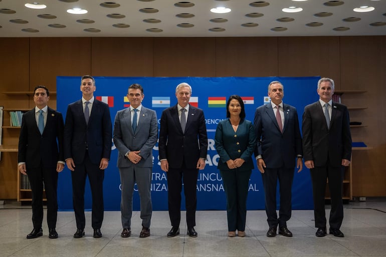 Presidente de Paraguay, Santiago Peña (2-i), posando con sus homólogos de Bolivia, Rodrigo Paz Pereira (3-i), de Chile, Kast (c), de Perú, Keiko Fujimori (3-d), y de Uruguay, Yamandú Orsi (2-d), este miércoles, durante el anuncio del Acuerdo de Santiago, un esfuerzo por combatir al crimen organizado transnacional, en Nueva York (EE.UU.).