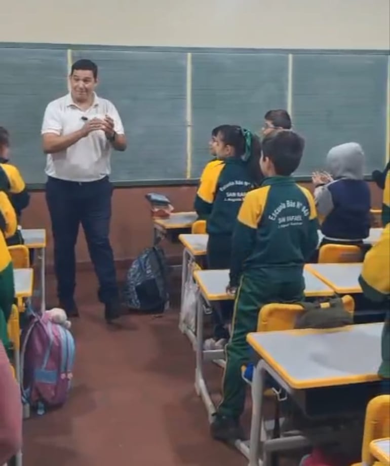 Vídeo: docente conquista a sus alumnos con clases motivadoras