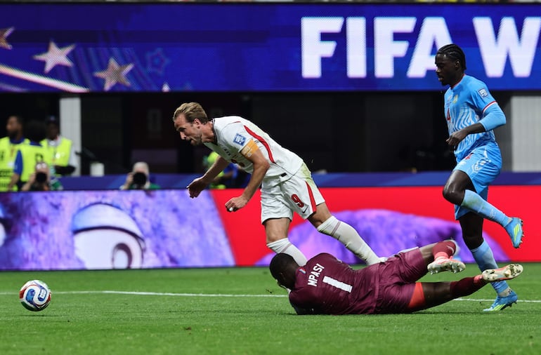 Lionel Mpasi sale al bloqueo de Harry Kane, quien reclamó penal.