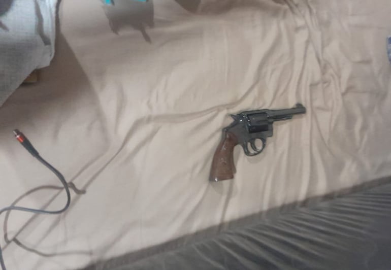 La Policía incautó el arma presuntamente utilizada para el crimen en la casa del sospechoso.