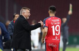 Ever Hugo Almeida, entrenador de El Nacional, celebra un gol con Ronie Carrillo en un partido de la Copa Libertadores ante Independiente Medellín en el estadio Rodrigo Paz Delgado, en Quito, Ecuador.