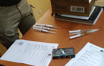 En la imagen, agentes de Narcóticos confirman que las jeringas halladas en una caja eran de cocaína.