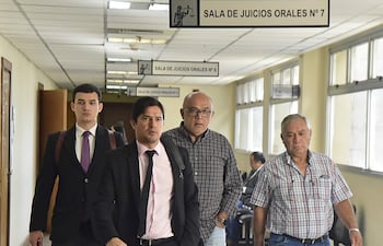 Óscar Venancio "Ñoño" Núñez (segundo de la derecha), condenado a 11 años por corrupción; sigue evadiendo la cárcel.