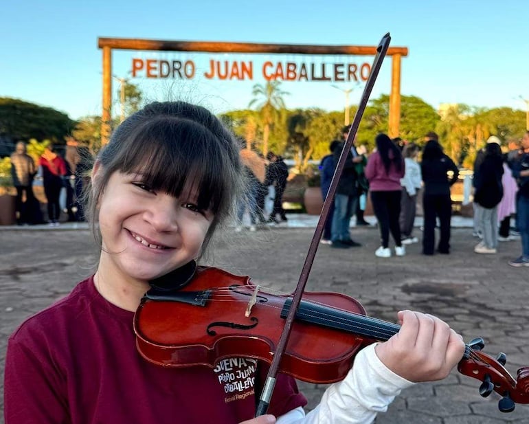 Una de los violinistas de la megaorquesta de Sonidos de la Tierra, en Pedro Juan Caballero.