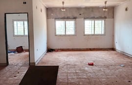 Interior de la obra inconclusa y abandonada en la comunidad Tembiaporã del distrito de Itakyry.