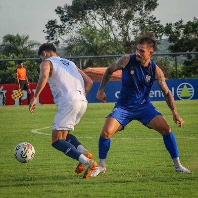 El delantero Aníbal Vega es superado por el volante de Sol de América Marcelo Acosta, quien avanza sobre campo rival. Foto: Gentileza Sportivo Ameliano