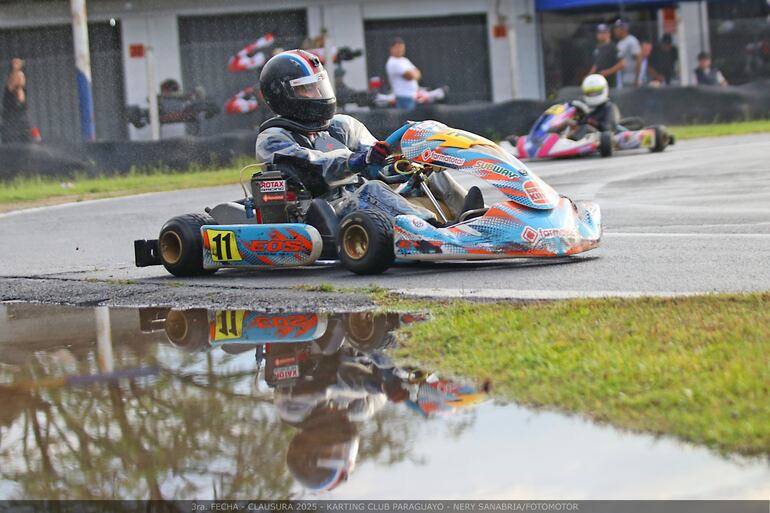 Santino Espineda, protagonista de la categoría Rotax Junior Max, haciendo espejo en el agua.