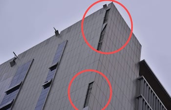 Parte superior del edificio del MEC con desgarros en la fachada y aberturas visibles, bajo un cielo nublado.