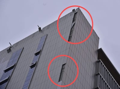 Parte superior del edificio del MEC con desgarros en la fachada y aberturas visibles, bajo un cielo nublado.