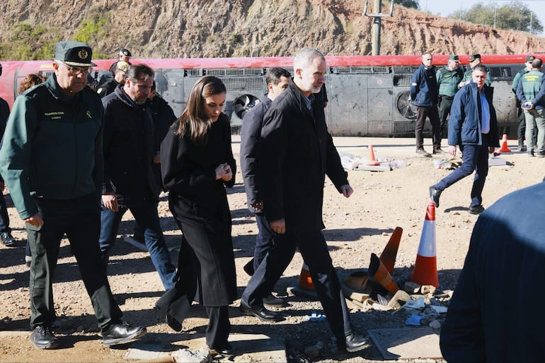 Los reyes, Felipe y Letizia, acompañados del ministro de Transportes, Óscar Puente, entre otros, han visitado la zona del descarrilamiento de los dos trenes en Adamuz (Córdoba), donde han conocido los trabajos que se desarrollan por parte de los diferentes equipos de emergencia y seguridad desplegados. (EFE/ Casa de S.M. el Rey en su cuenta oficial de la red X)
